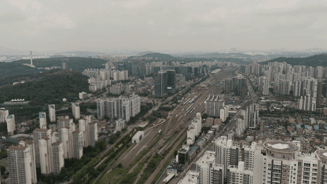철도와 함께 펼쳐진 도시 풍경