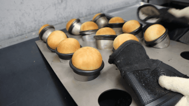 갓 구운 빵을 오븐에서 꺼내는 장면