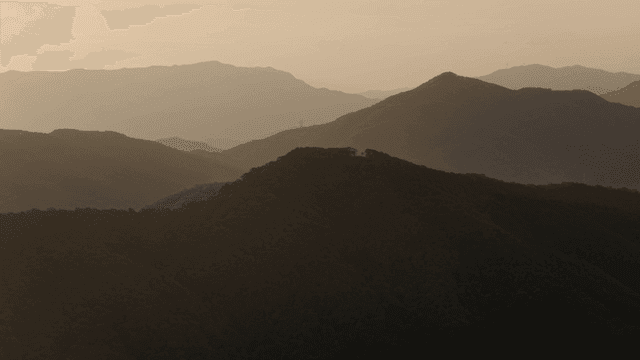 부드러운 빛의 저녁 산맥