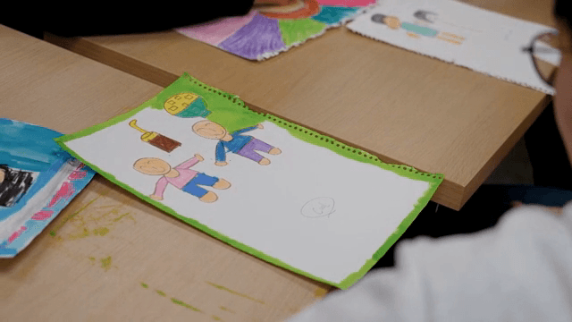 교실에서 그림을 그리는 아이들