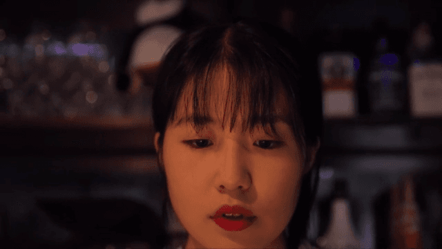 어느 한 곳을 응시하고 있는 여성