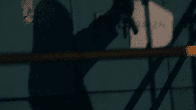 산업 제어 패널에 드리운 그림자