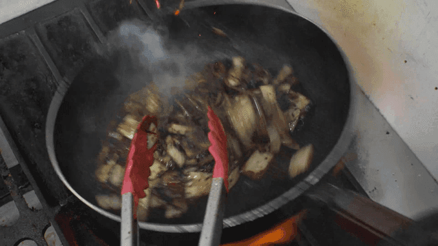 불꽃이 튀는 팬에서 볶아지는 짜장면