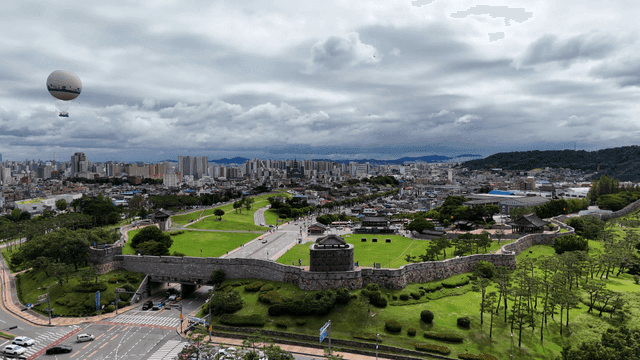역사적인 성곽이 있는 도시 풍경