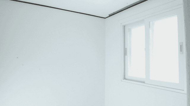 밝은 창문이 있는 빈 방