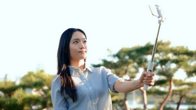 공원에서 셀카를 찍는 여성