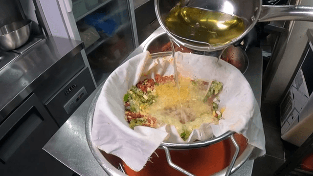 고춧가루와 파 위로 붓는 뜨거운 기름