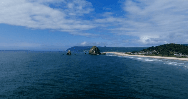 파도와 바위가 있는 고요한 해변