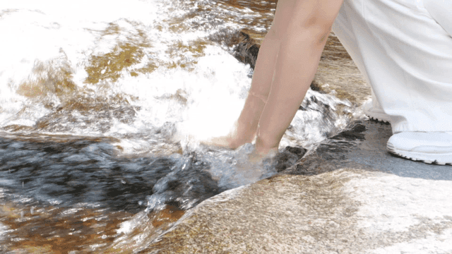 맑은 시냇물에서 손을 담그는 모습