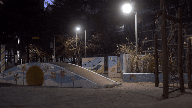 가로등이 켜진 밤의 조용한 놀이터