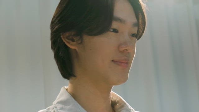 실내에서 미소 짓는 젊은 남성