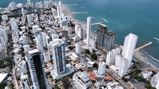 고층 건물이 있는 해안 도시의 항공 뷰