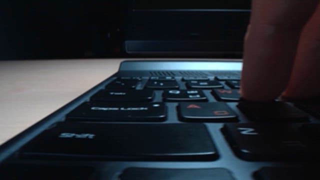 사무실에서 노트북 키보드를 두드리는 손가락