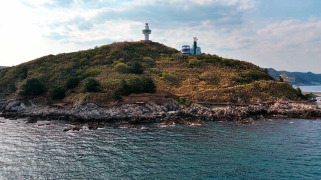 경치 좋은 해안 언덕의 등대
