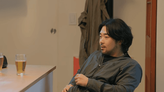 대화를 하다가 전화를 받는 남성