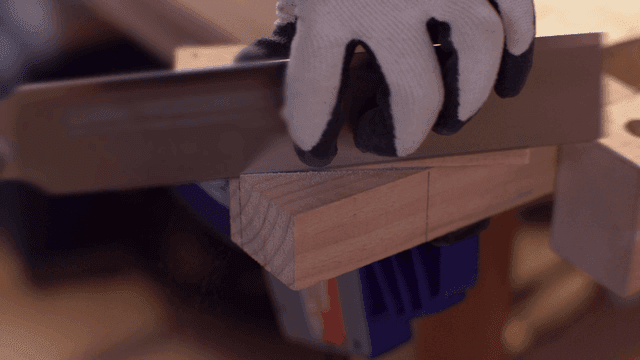 작은 톱을 사용한 정밀 목공 작업