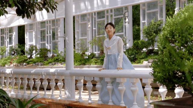 고요한 정원에서 한복을 입은 여성