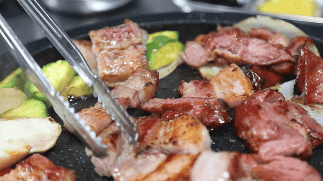 Grilling pork belly with vegetables