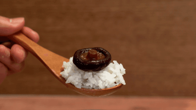 표고버섯이 올려진 밥 한 숟가락