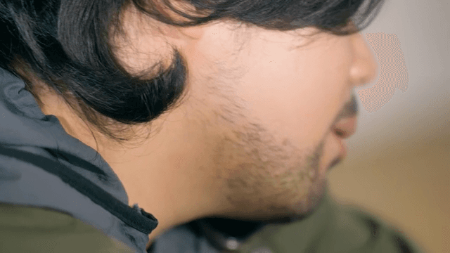 전화 통화를 하는 남자의 옆모습