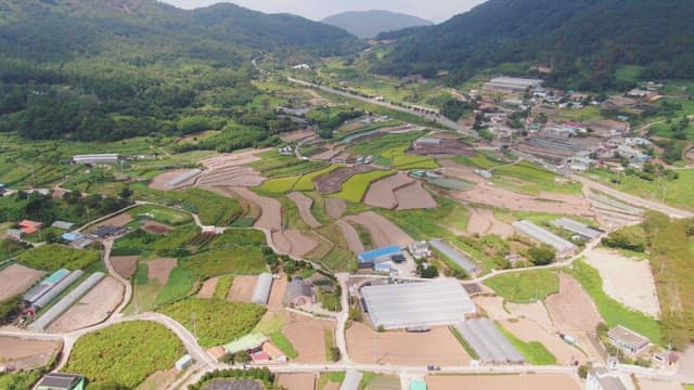 들판이 있는 시골 풍경