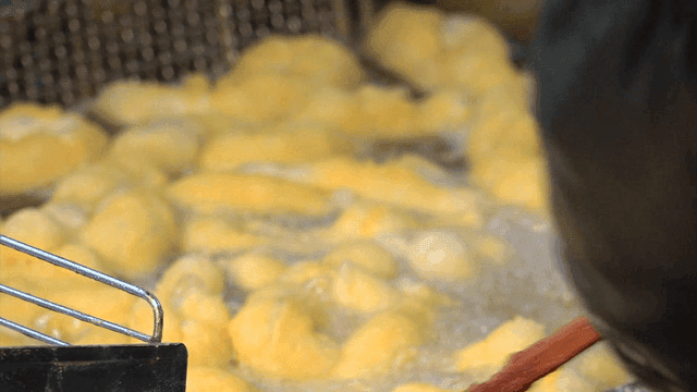 뜨거운 기름에 반죽이 튀겨지는 꽈배기 반죽들