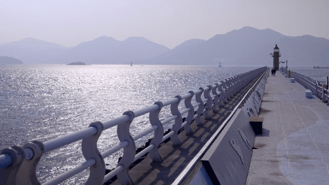 빨간 등대가 있는 긴 부두