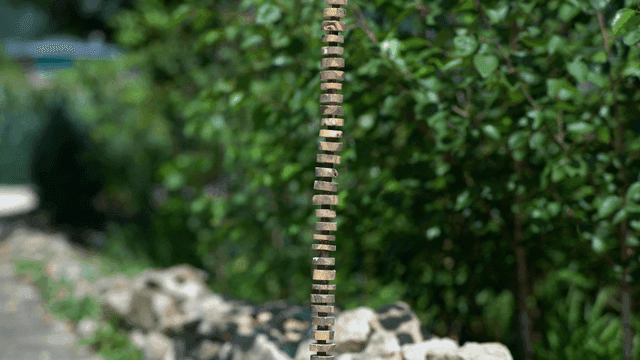 쌓인 돌과 배경의 녹색 식물