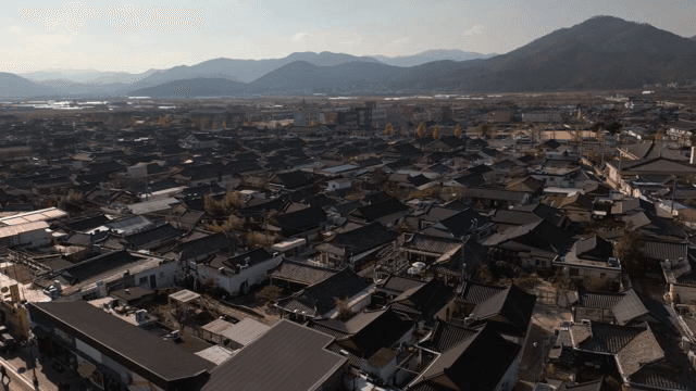 산이 보이는 한국 전통 마을