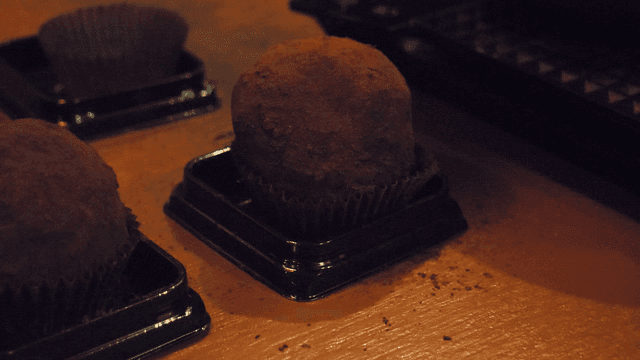 Scene of placing Dujonku on tray
