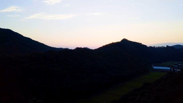 산꼭대기 너머로 비쳐오는 고요한 새벽빛