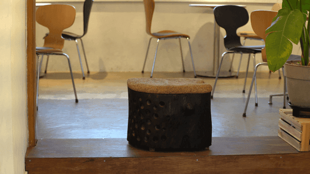 독특한 나무 의자와 식물이 있는 아늑한 카페 내부