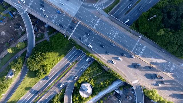 혼잡한 고속도로 나들목 항공 뷰