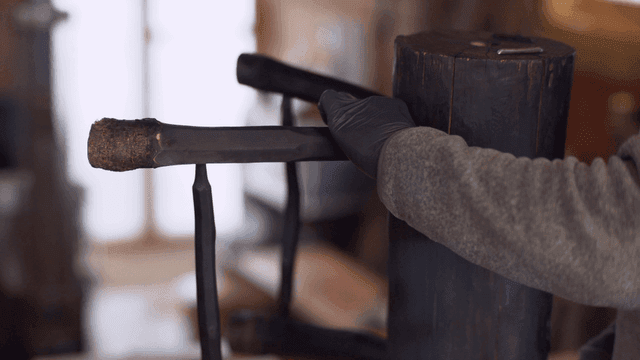 목재 조각품을 닦는 모습