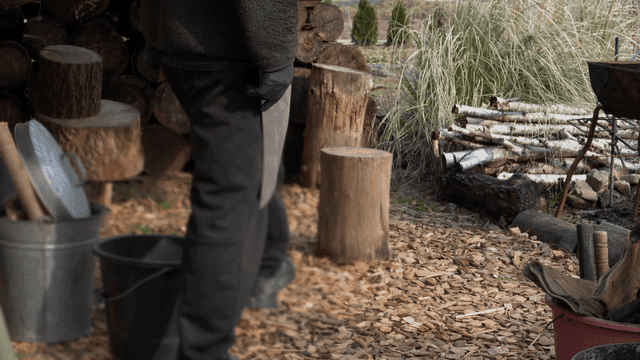 도구가 있는 야외 장작 패기 장소