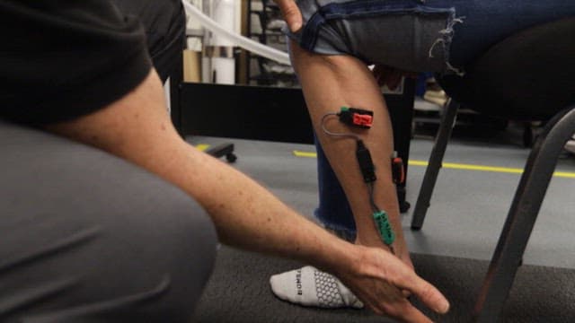 가자미근 운동을 하는 사람의 다리