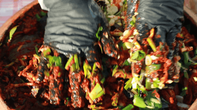 Kimjang process of mixing kimchi ingredients