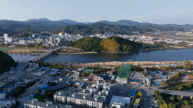 고요한 호수와 광활한 산이 보이는 시골 마을