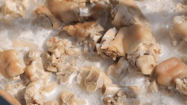 큰 냄비에서 족발을 삶는 모습