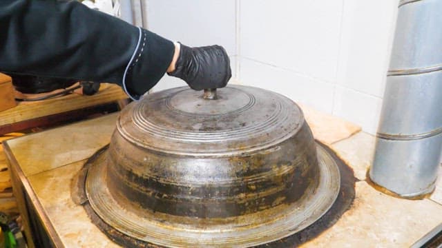 가마솥에서 삶아지는 닭발