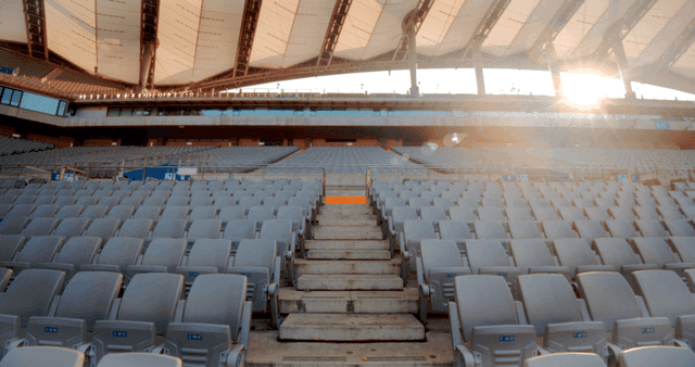 밝은 햇살 아래 빈 경기장 좌석