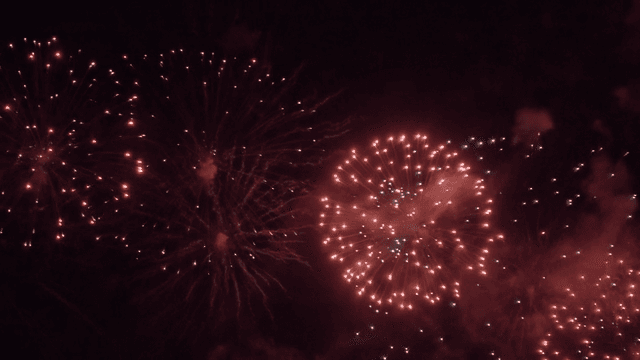 밤하늘에 피어나는 화려한 불꽃놀이