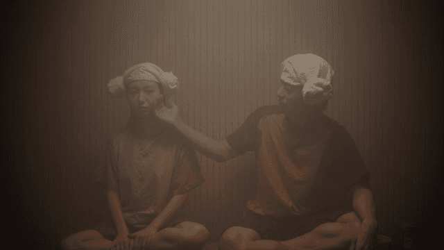 사우나 방에서 휴식을 취하는 두 사람