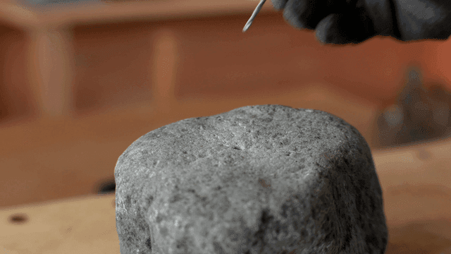 드릴링을 준비하는 돌