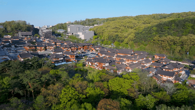 자연에 둘러싸인 전통 한옥 마을