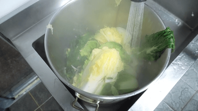 찬물로 식히는 배추