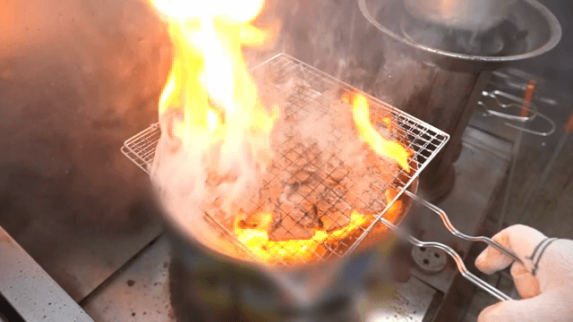 연기와 함께 불 위에서 고기 굽기