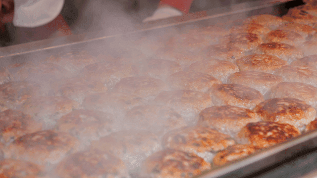 뜨거운 그릴에서 연기 뿜어지며 요리 중인 떡갈비