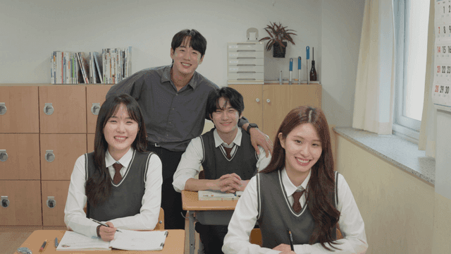 교실에서 웃고 있는 학생들과 선생님