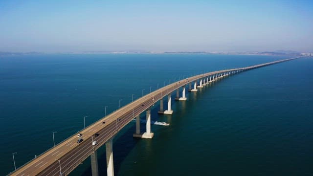 바다 위로 길게 뻗은 인천대교